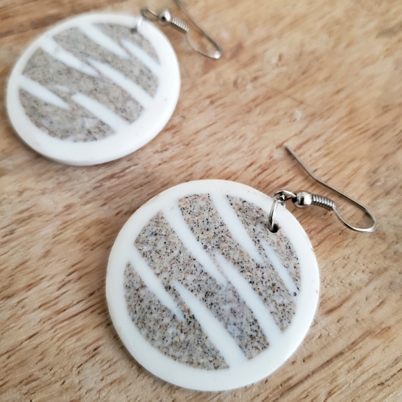 Jewelery set- Shell pendant on multistrand necklace with matching earrings - Picture 3 of 8